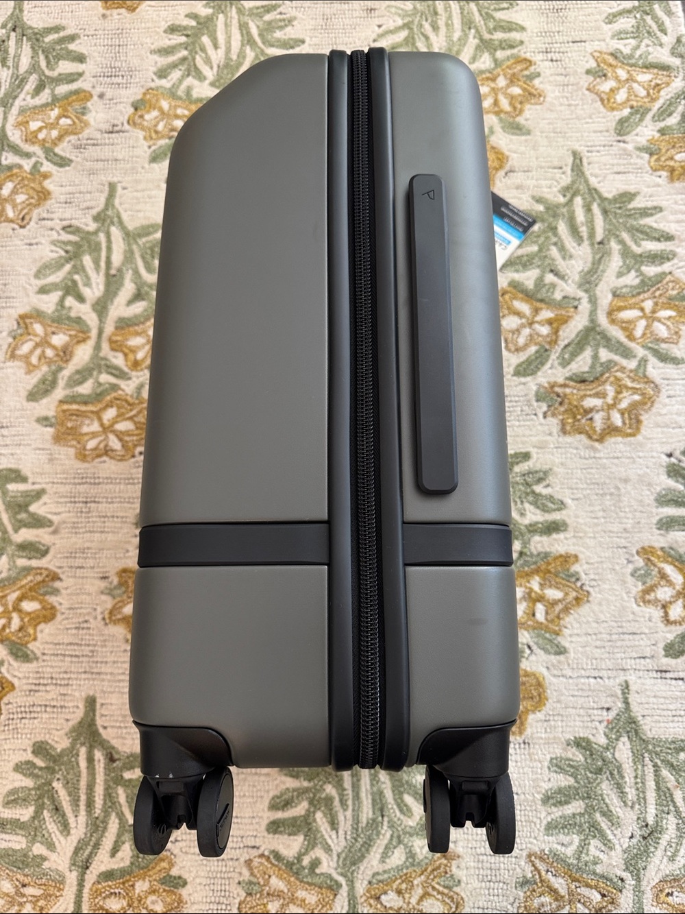 Nomatic Carry-On classic Spinner Luggage in olive green gray NWT 14x9x22” - Picture 4 of 16